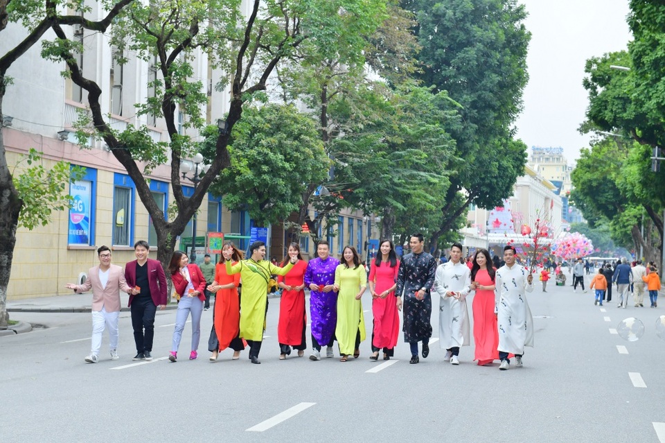 Hoa hau Dinh Trong Van Quyet 17.jpg Hoa hau Dinh Trong Van Quyet 17.jpg