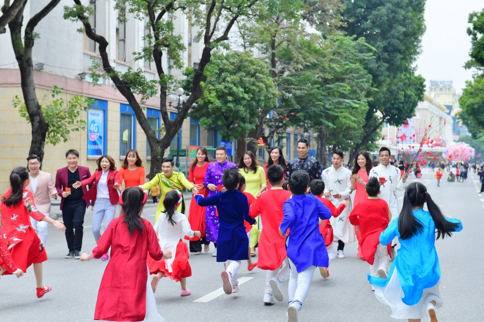 Hoa hau Dinh Trong Van Quyet 18.jpg Hoa hau Dinh Trong Van Quyet 18.jpg