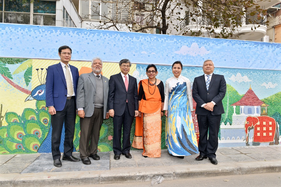Hà Nội có thêm tranh gốm Sri Lanka dài 12m trên “Con đường gốm sứ” - 2 Hà Nội có thêm tranh gốm Sri Lanka dài 12m trên “Con đường gốm sứ” - 2