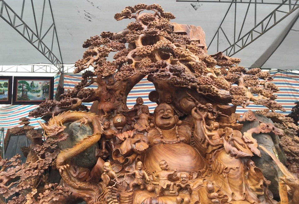 Pho tượng bằng gỗ quý nặng 3,5 tấn được rao bán 1,2 tỷ đồng - 1
