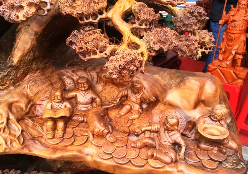 Pho tượng bằng gỗ quý nặng 3,5 tấn được rao bán 1,2 tỷ đồng - 7