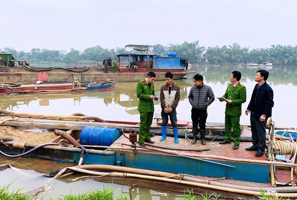Công an nổ súng khi truy đuổi cát tặc - 1 Công an nổ súng khi truy đuổi cát tặc - 1