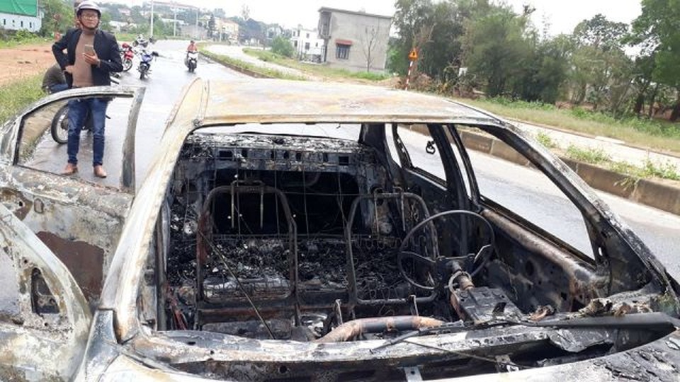 Ô tô đang chạy bỗng nhiên bốc cháy, 2 người kịp thoát thân - 2