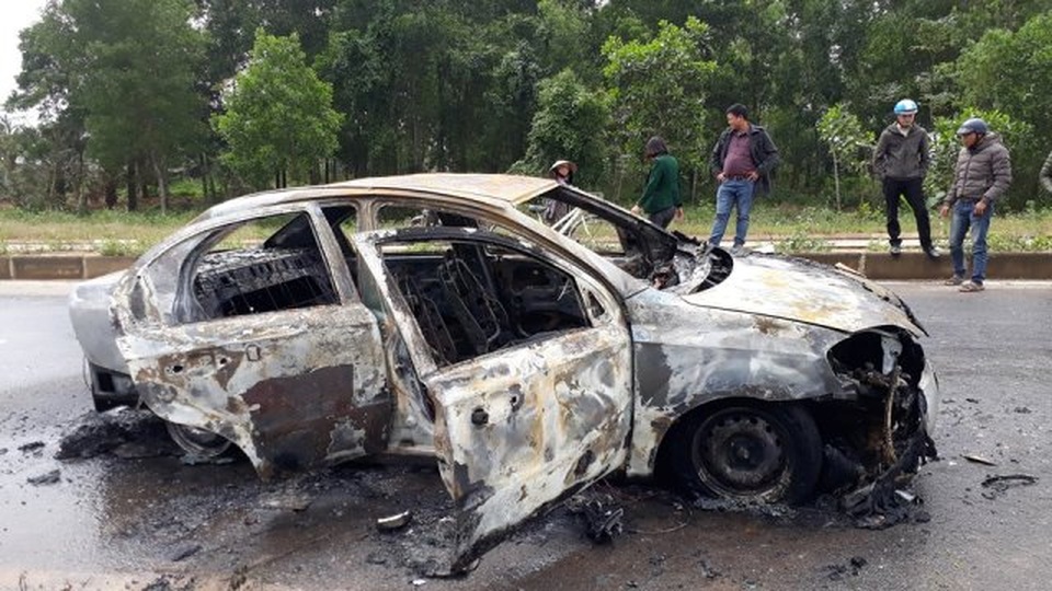 Ô tô đang chạy bỗng nhiên bốc cháy, 2 người kịp thoát thân - 1