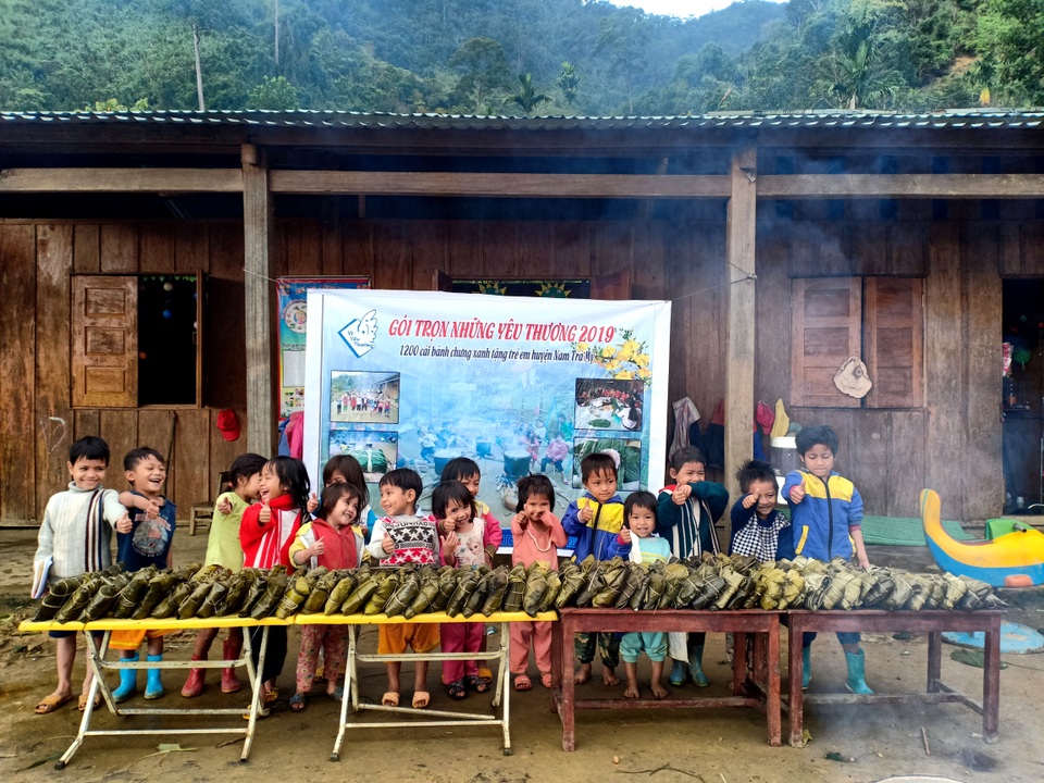 Cô trò vùng cao cùng gói bánh chưng tặng bạn nghèo ăn tết - 10 Cô trò vùng cao cùng gói bánh chưng tặng bạn nghèo ăn tết - 10