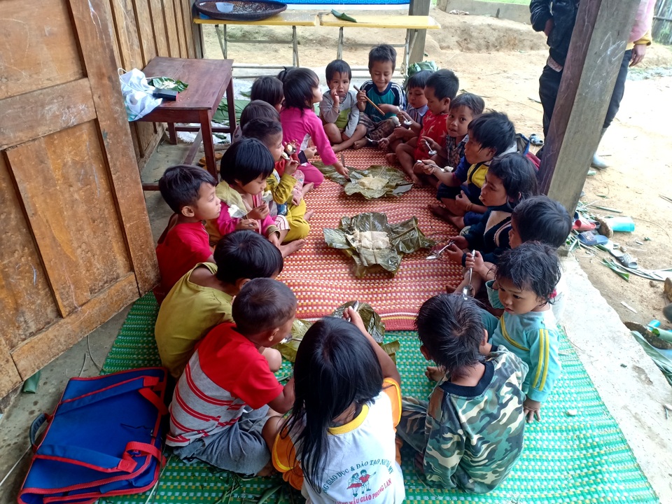 Cô trò vùng cao cùng gói bánh chưng tặng bạn nghèo ăn tết - 12 Cô trò vùng cao cùng gói bánh chưng tặng bạn nghèo ăn tết - 12