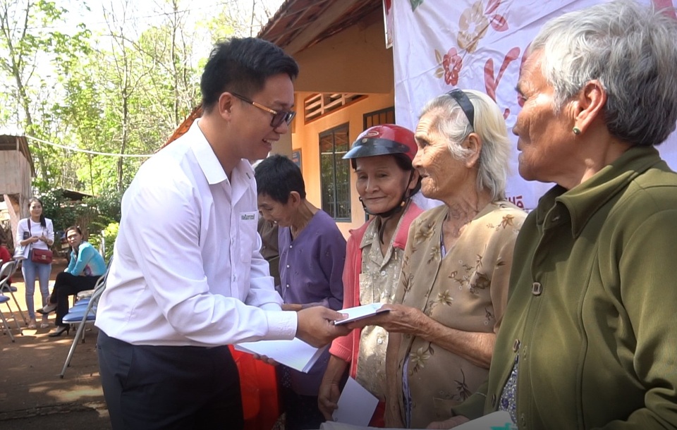 trao quà trao quà tết