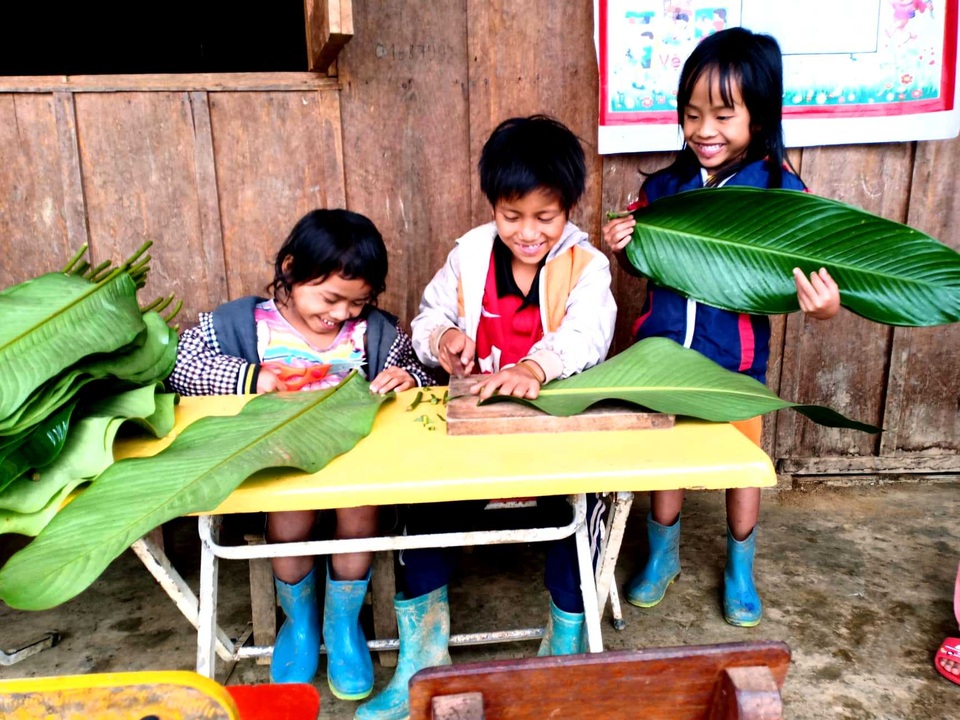 Cô trò vùng cao cùng gói bánh chưng tặng bạn nghèo ăn tết - 2 Cô trò vùng cao cùng gói bánh chưng tặng bạn nghèo ăn tết - 2
