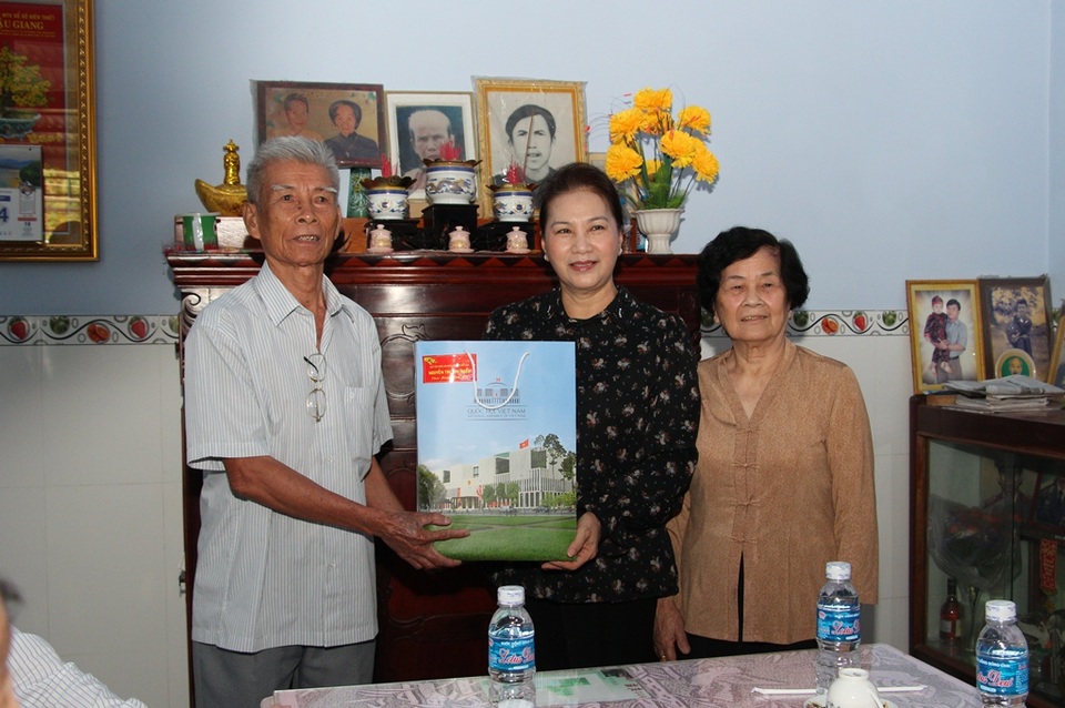 Chủ tịch Quốc hội thăm, tặng quà tết tại Hậu Giang - 1 Chủ tịch Quốc hội thăm, tặng quà tết tại Hậu Giang - 1