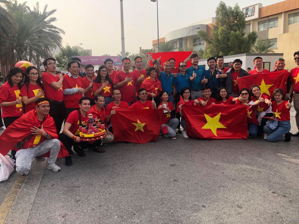 Cổ động viên Việt Nam nhuộm đỏ sân Al Maktoum - 10 Cổ động viên Việt Nam nhuộm đỏ sân Al Maktoum - 10