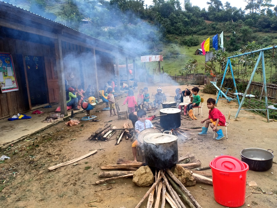 Cô trò vùng cao cùng gói bánh chưng tặng bạn nghèo ăn tết - 7 Cô trò vùng cao cùng gói bánh chưng tặng bạn nghèo ăn tết - 7