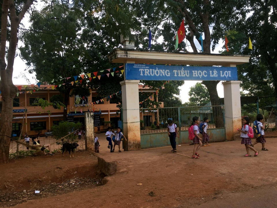 Nguyên chủ tịch xã xây nhà trái phép trên đất của trường học - 1 Nguyên chủ tịch xã xây nhà trái phép trên đất của trường học - 1
