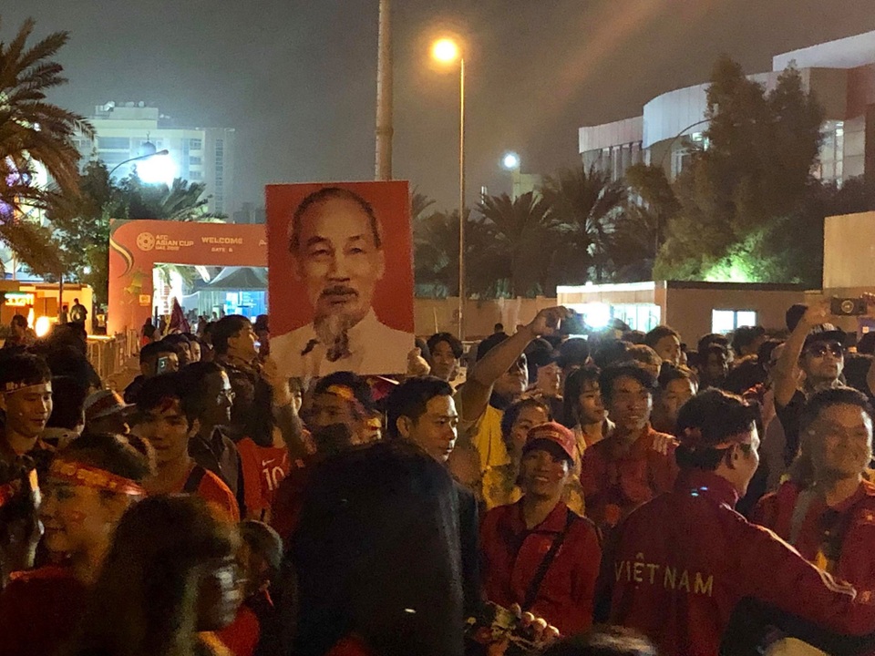 Cổ động viên hát vang “Nối vòng tay lớn” sau trận Việt Nam thua Nhật Bản - 1 Cổ động viên hát vang “Nối vòng tay lớn” sau trận Việt Nam thua Nhật Bản - 1