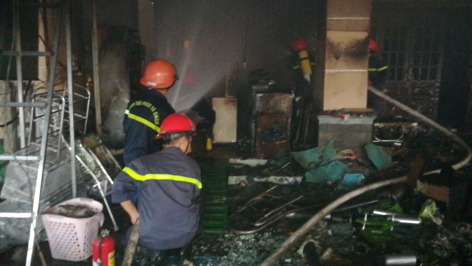 Cửa hàng nội thất cháy lớn ngày cuối năm - 2