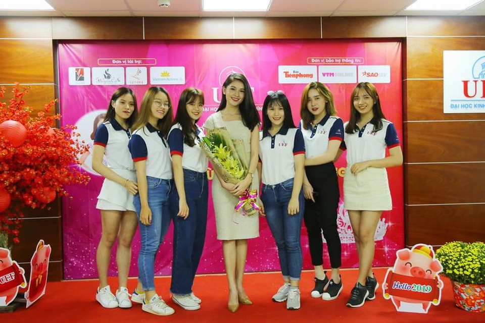 Á hậu Thùy Dung xuất hiện nền nã trong chương trình “tiếp lửa” cho Miss UEF 2019 - 4 Á hậu Thùy Dung xuất hiện nền nã trong chương trình “tiếp lửa” cho Miss UEF 2019 - 4