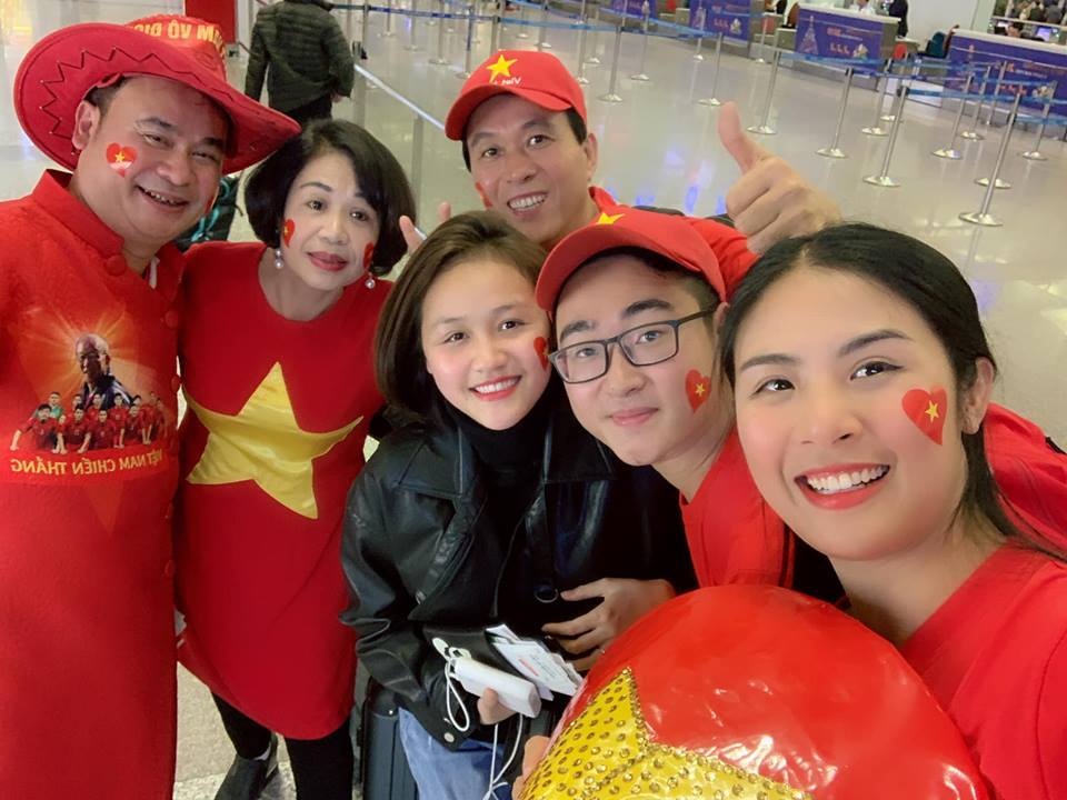 Hoa hậu Ngọc Hân cùng bố con NSƯT Đỗ Kỷ đi cổ vũ trận Việt Nam - Nhật Bản - 2 Hoa hậu Ngọc Hân cùng bố con NSƯT Đỗ Kỷ đi cổ vũ trận Việt Nam - Nhật Bản - 2