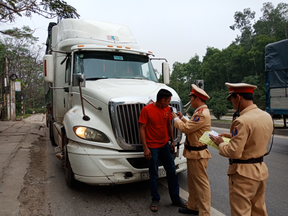 Thanh Hóa: Phát hiện nhiều lái xe tải có nồng độ cồn - 1