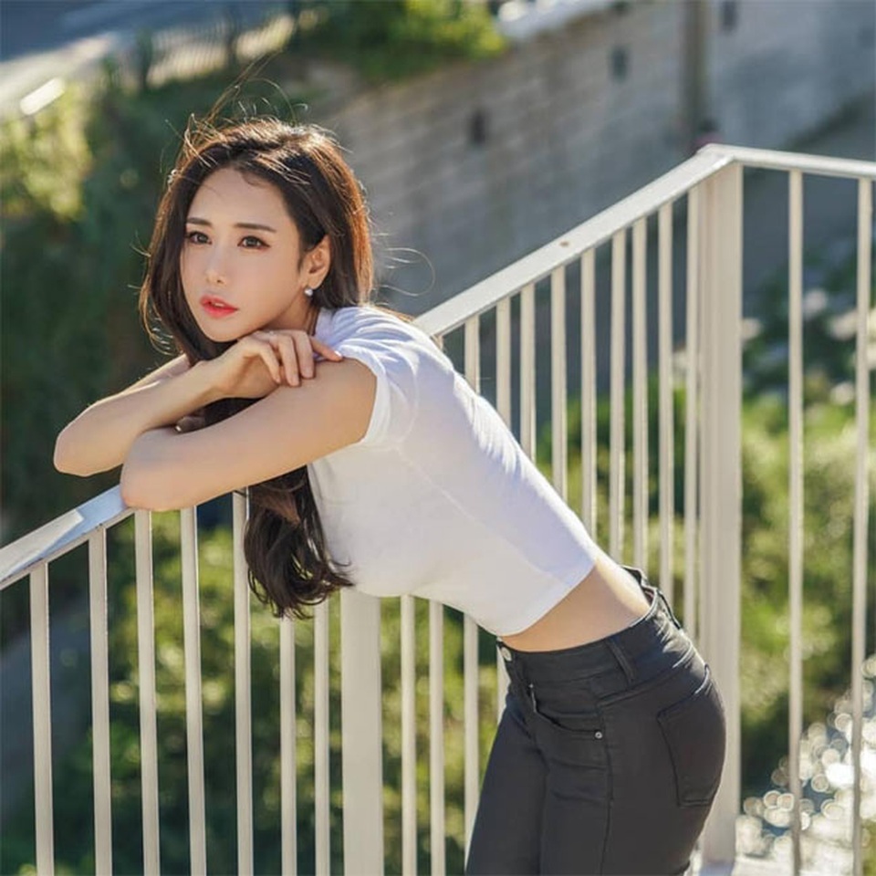 Không cần hở hang, chỉ mặc jean cô gái Hàn cũng khoe được đường cong thần thánh - 8..jpg Không cần hở hang, chỉ mặc jean cô gái Hàn cũng khoe được đường cong thần thánh - 8..jpg