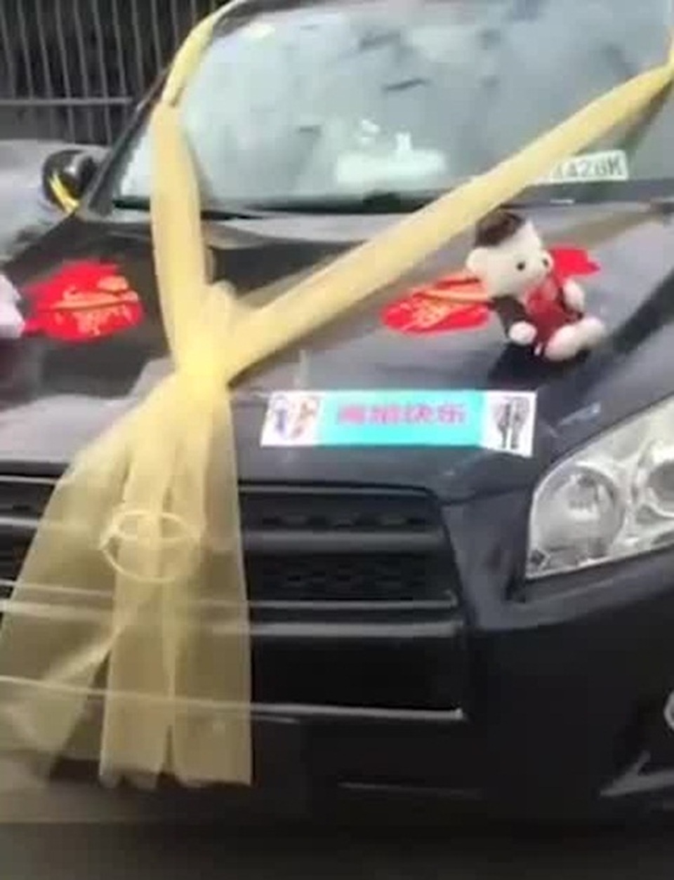 Ly hôn, người đàn ông tổ chức ăn mừng hoành tráng không khác gì đám cưới - 1 Ly hôn, người đàn ông tổ chức ăn mừng hoành tráng không khác gì đám cưới - 1