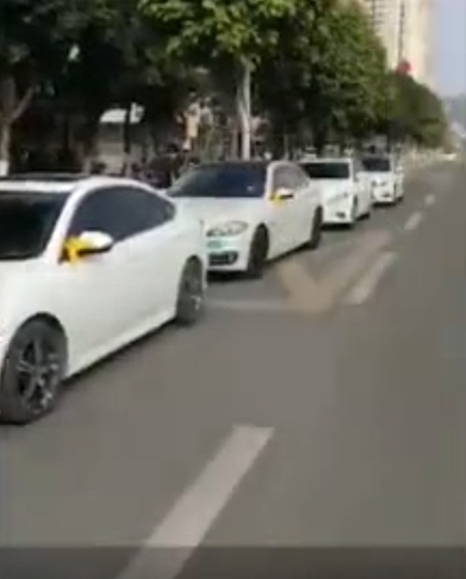 Ly hôn, người đàn ông tổ chức ăn mừng hoành tráng không khác gì đám cưới - 2 Ly hôn, người đàn ông tổ chức ăn mừng hoành tráng không khác gì đám cưới - 2