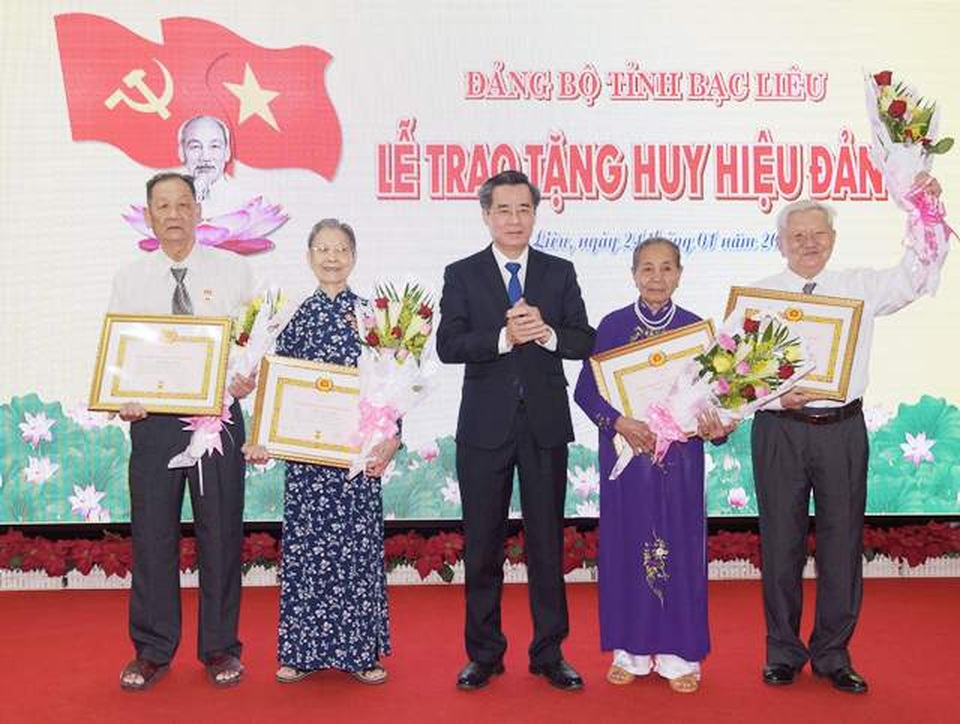 Bạc Liêu lần đầu có đảng viên nhận 80 năm tuổi Đảng - 1 Bạc Liêu lần đầu có đảng viên nhận 80 năm tuổi Đảng - 1