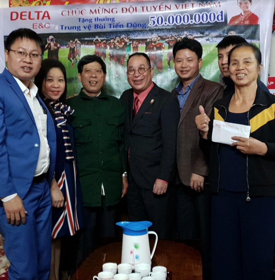 Công ty TNHH Delta E C thưởng nóng cho hậu vệ Bùi Tiến Dũng 50 triệu đồng - 2