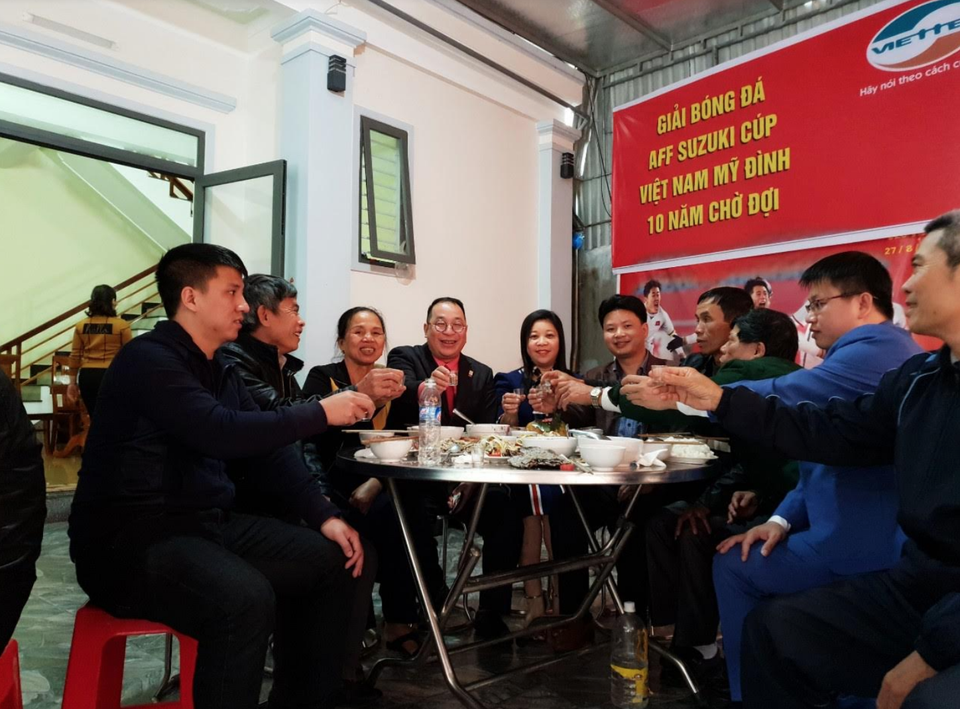 Công ty TNHH Delta E C thưởng nóng cho hậu vệ Bùi Tiến Dũng 50 triệu đồng - 3