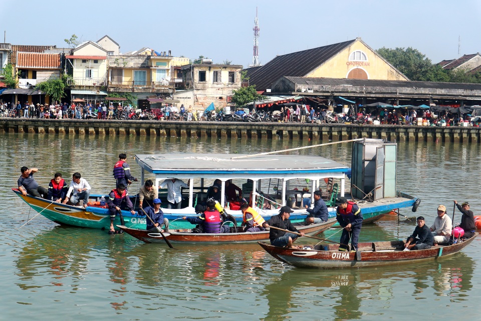 Ô tô lao xuống sông Hoài Ô tô lao xuống sông Hoài