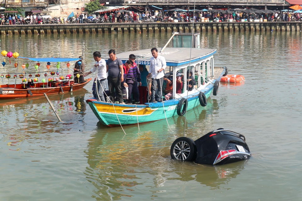 Ô tô lao xuống sông Hoài Ô tô lao xuống sông Hoài