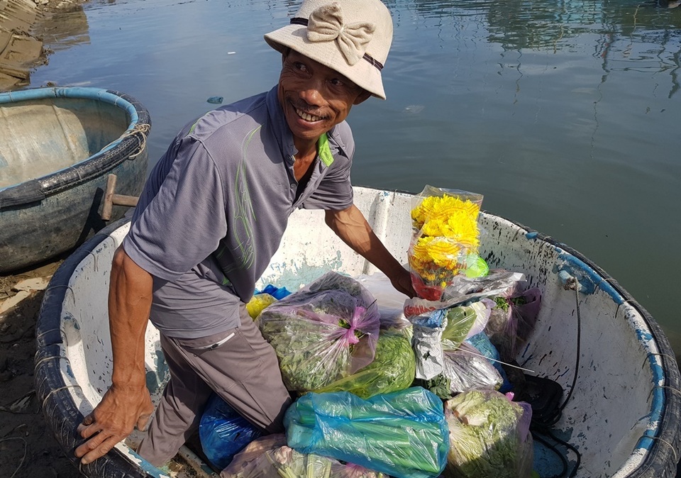 Ngư dân mang gà, heo, dưa kiệu... ra biển ăn Tết - 2 Ngư dân mang gà, heo, dưa kiệu... ra biển ăn Tết - 2