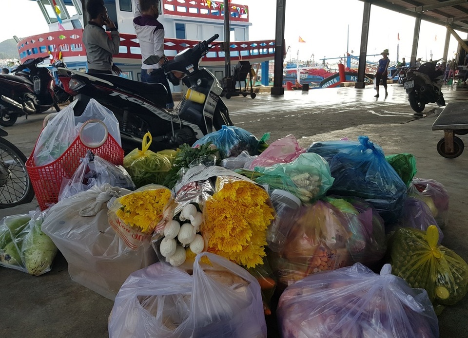 Ngư dân mang gà, heo, dưa kiệu... ra biển ăn Tết - 1 Ngư dân mang gà, heo, dưa kiệu... ra biển ăn Tết - 1