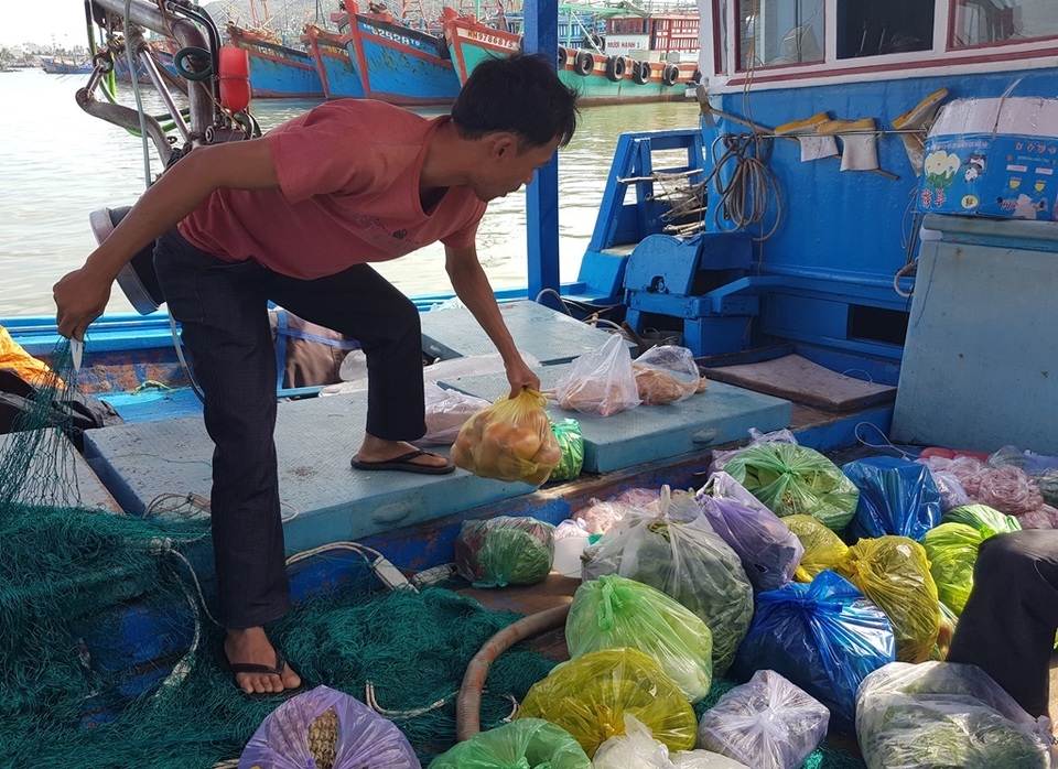 Ngư dân mang gà, heo, dưa kiệu... ra biển ăn Tết - 3 Ngư dân mang gà, heo, dưa kiệu... ra biển ăn Tết - 3