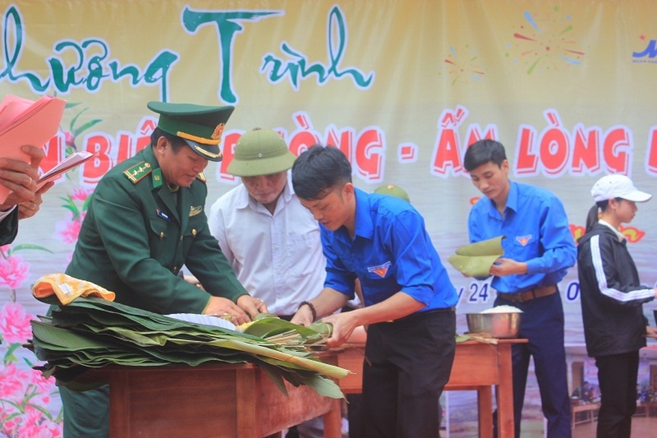 Bộ đội biên phòng mang xuân ấm về với học sinh và đồng bào vùng biên - 3 Bộ đội biên phòng mang xuân ấm về với học sinh và đồng bào vùng biên - 3