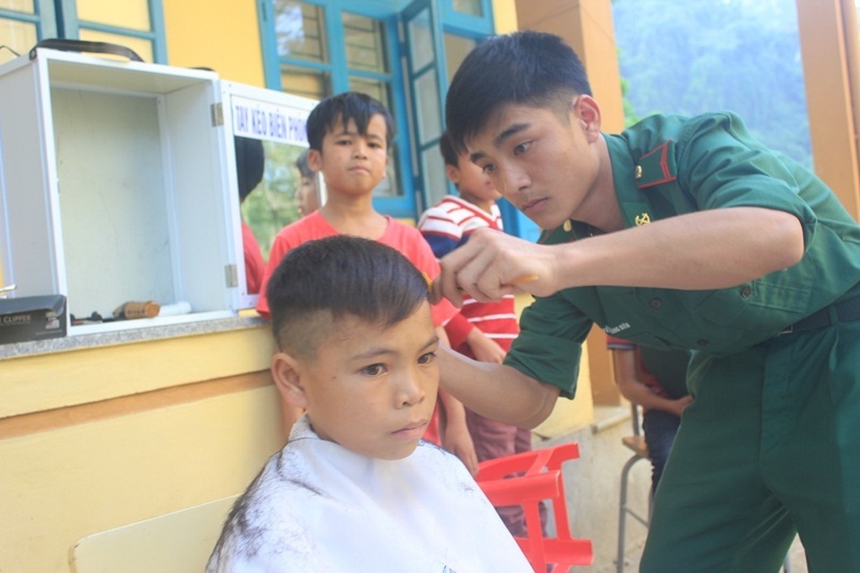 Bộ đội biên phòng mang xuân ấm về với học sinh và đồng bào vùng biên - 4 Bộ đội biên phòng mang xuân ấm về với học sinh và đồng bào vùng biên - 4