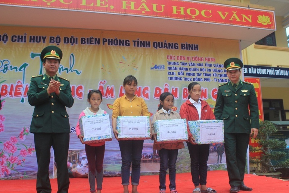 Bộ đội biên phòng mang xuân ấm về với học sinh và đồng bào vùng biên - 2 Bộ đội biên phòng mang xuân ấm về với học sinh và đồng bào vùng biên - 2