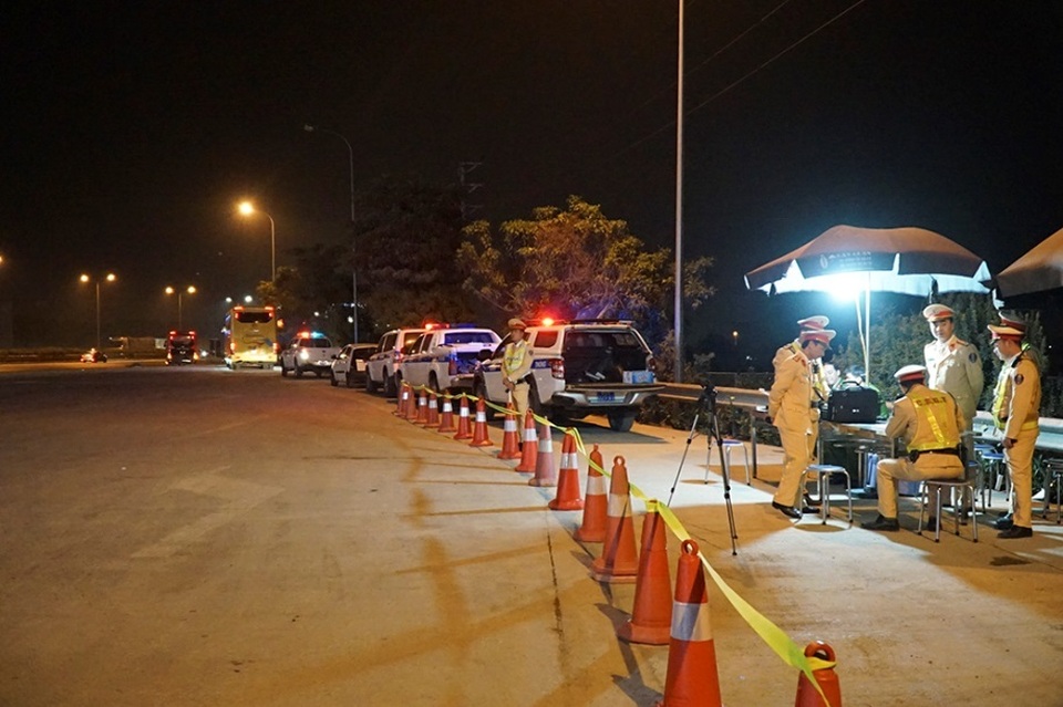 Mục sở thị trạm kiểm tra nồng độ cồn, ma tuý trên cao tốc ở Hà Nội - 1 Mục sở thị trạm kiểm tra nồng độ cồn, ma tuý trên cao tốc ở Hà Nội - 1