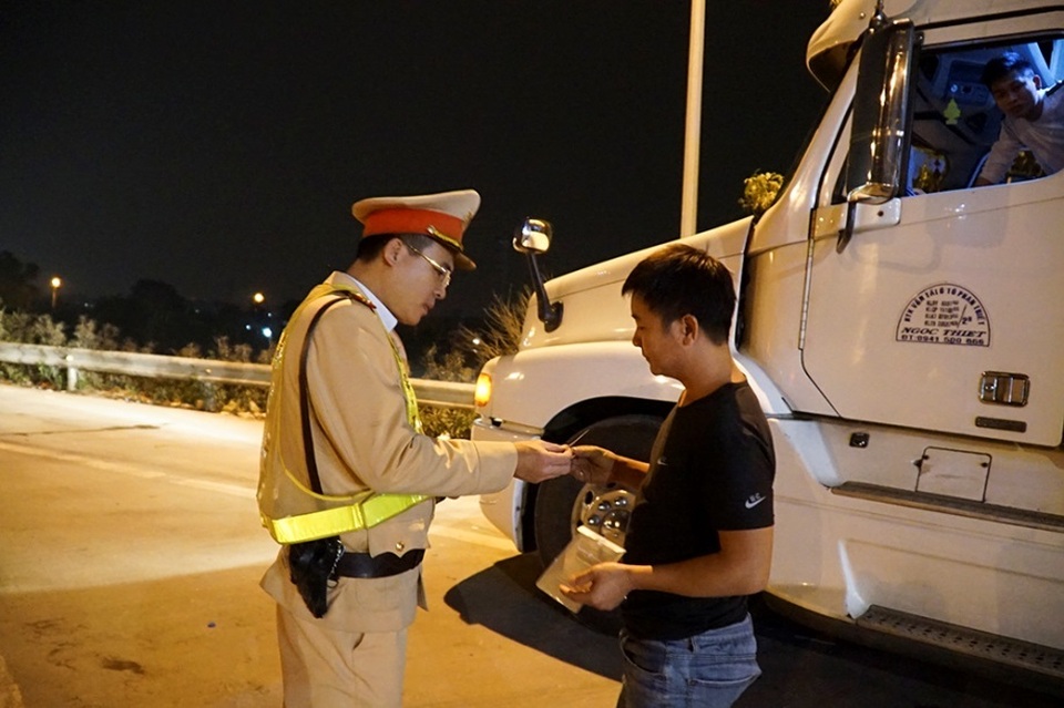 Mục sở thị trạm kiểm tra nồng độ cồn, ma tuý trên cao tốc ở Hà Nội - 2 Mục sở thị trạm kiểm tra nồng độ cồn, ma tuý trên cao tốc ở Hà Nội - 2