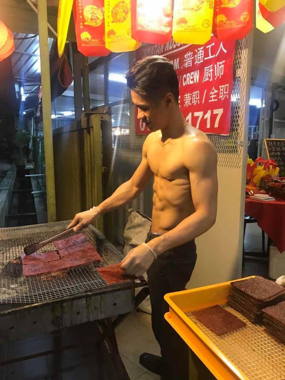 Cửa hàng thịt gây sốt sau một đêm nhờ thanh niên 6 múi bán hàng - 1 Cửa hàng thịt gây sốt sau một đêm nhờ thanh niên 6 múi bán hàng - 1