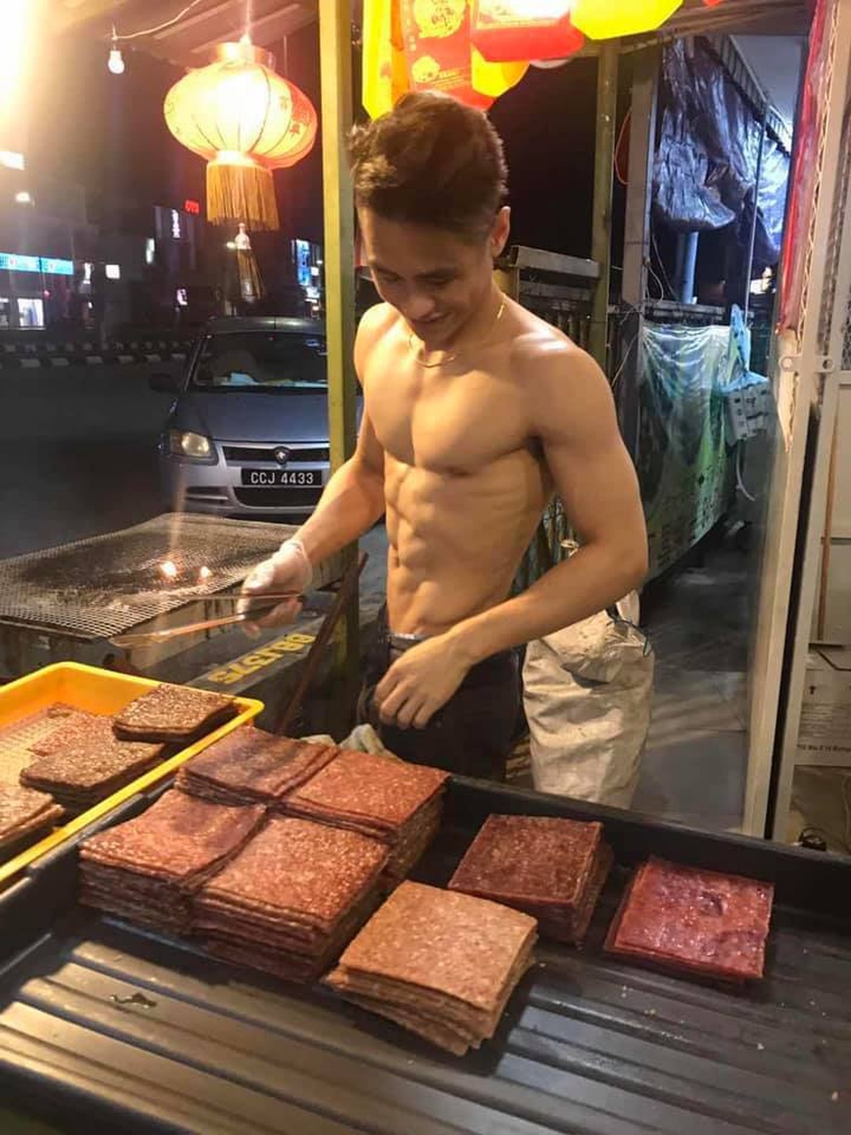 Cửa hàng thịt gây sốt sau một đêm nhờ thanh niên 6 múi bán hàng - 2 Cửa hàng thịt gây sốt sau một đêm nhờ thanh niên 6 múi bán hàng - 2