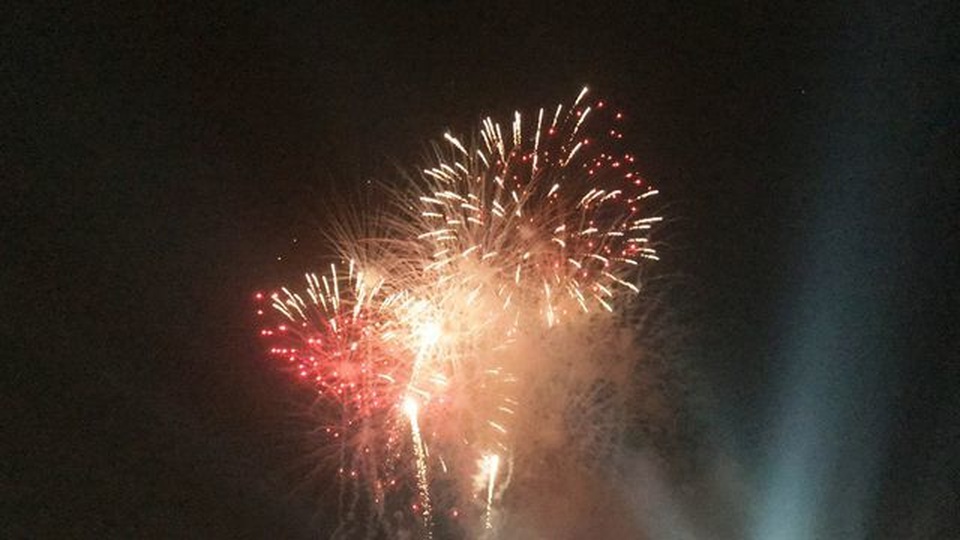 TP Vinh bắn pháo hoa tại 2 điểm đón mừng năm mới 2019 - 1 TP Vinh bắn pháo hoa tại 2 điểm đón mừng năm mới 2019 - 1