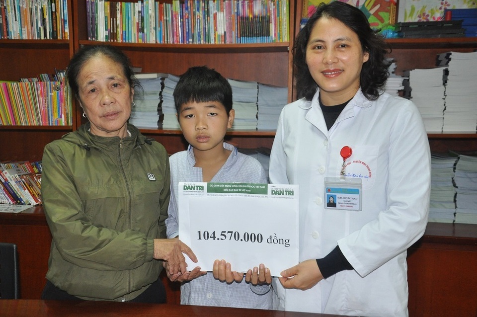 Cậu bé 10 tuổi bị bệnh Hemophylia được bạn đọc giúp hơn 104 triệu đồng - 2 Cậu bé 10 tuổi bị bệnh Hemophylia được bạn đọc giúp hơn 104 triệu đồng - 2