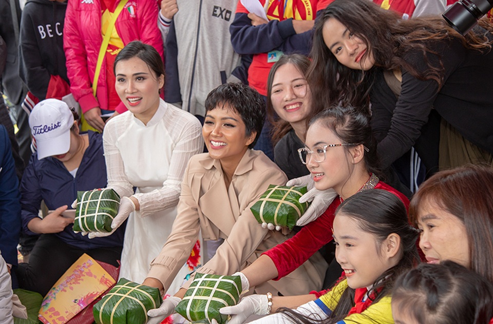 hhen niê gói bánh chưng1.jpg hhen niê gói bánh chưng1.jpg