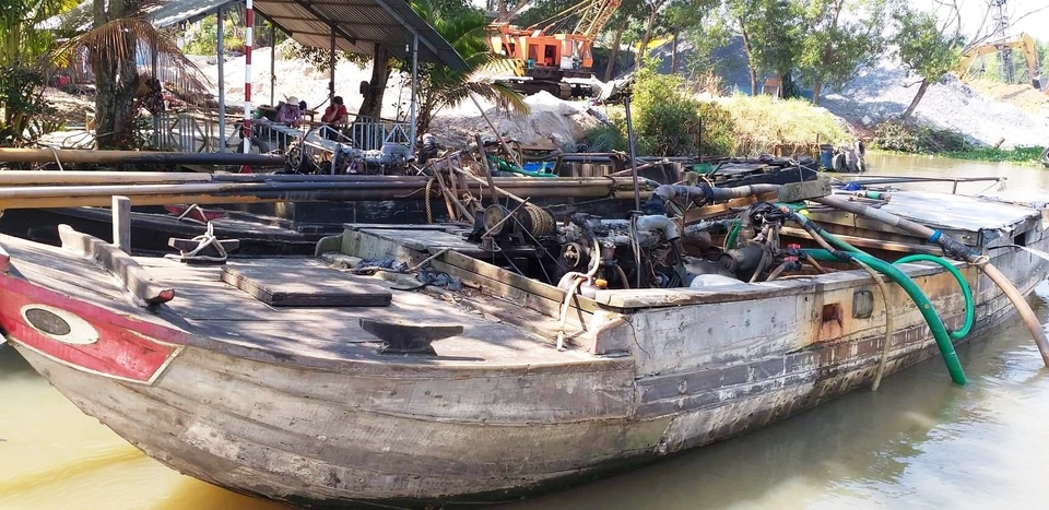 Cảnh sát mật phục bắt giữ 2 tàu “cát tặc” trong đêm khuya - 2 Cảnh sát mật phục bắt giữ 2 tàu “cát tặc” trong đêm khuya - 2