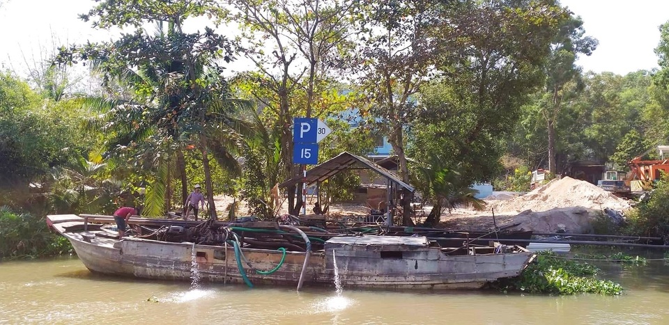 Cảnh sát mật phục bắt giữ 2 tàu “cát tặc” trong đêm khuya - 1 Cảnh sát mật phục bắt giữ 2 tàu “cát tặc” trong đêm khuya - 1