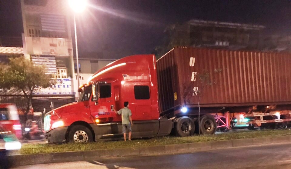 Tài xế có dấu hiệu bất thường, lái xe container lao lên dải phân cách - 2