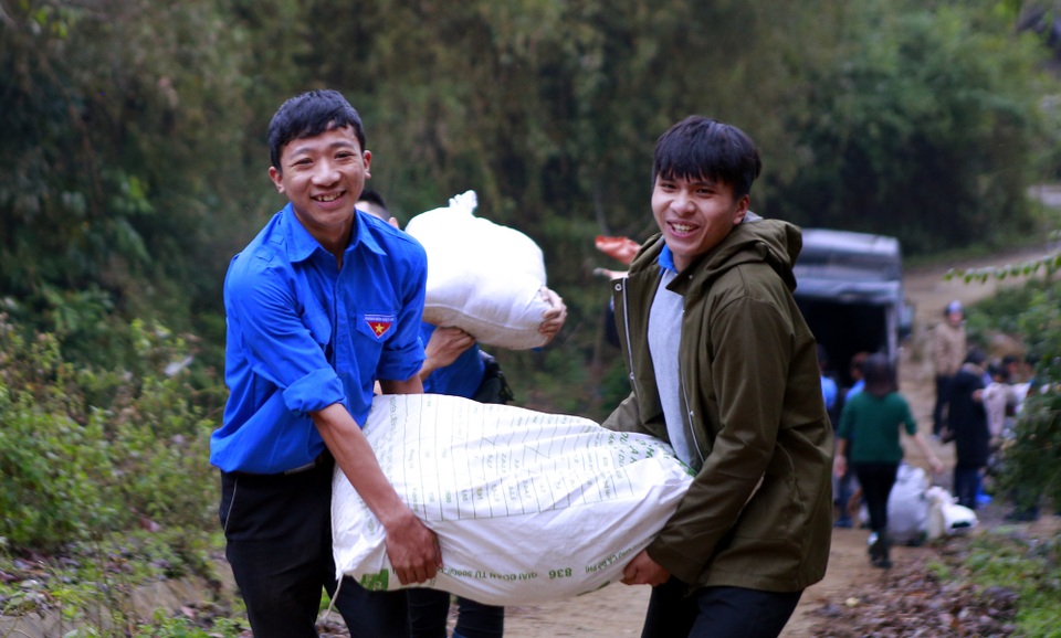 Sinh viên ĐH Kinh tế quốc dân mang Tết đến bản nghèo Khau Thán - 2 Sinh viên ĐH Kinh tế quốc dân mang Tết đến bản nghèo Khau Thán - 2