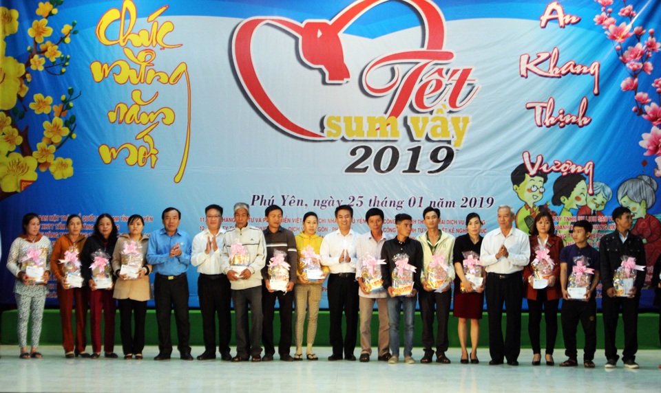 Phú Yên: Trao gần 500 suất quà Tết cho đoàn viên, người lao động khó khăn - 1 Phú Yên: Trao gần 500 suất quà Tết cho đoàn viên, người lao động khó khăn - 1