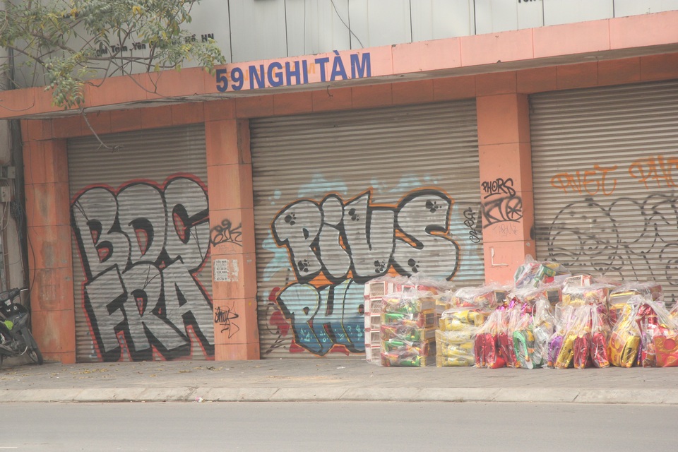 ve graffiti o tuong nha Dan.JPG ve graffiti o tuong nha Dan.JPG
