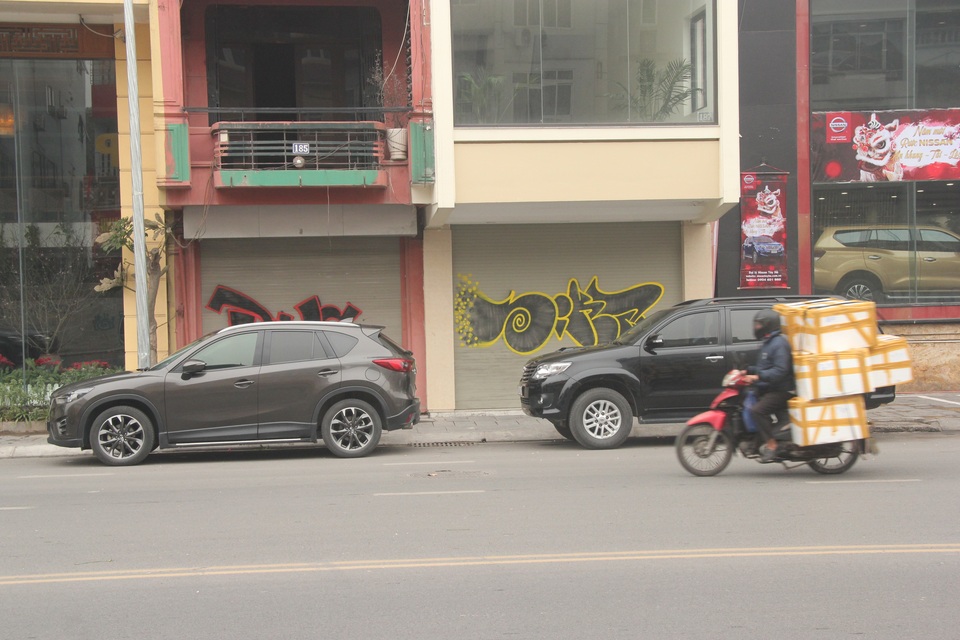 ve graffiti tren duong Nghi Tam.JPG ve graffiti tren duong Nghi Tam.JPG