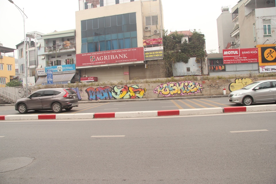 ve trom graffiti tren duong Nghi Tam.JPG ve trom graffiti tren duong Nghi Tam.JPG